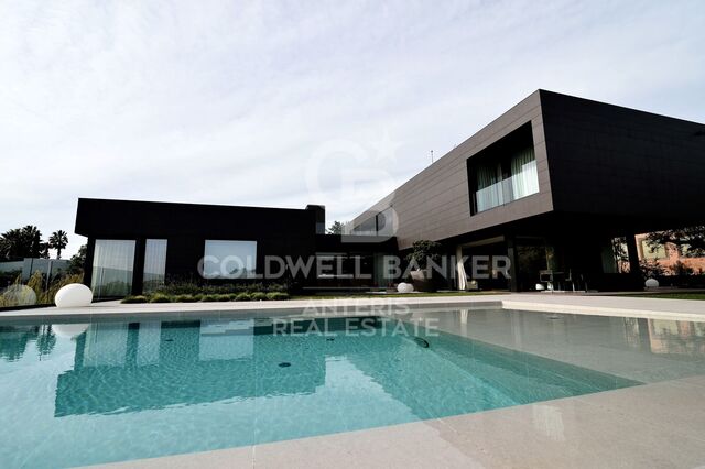 House with infinity pool and movie theater in prestigious residential area