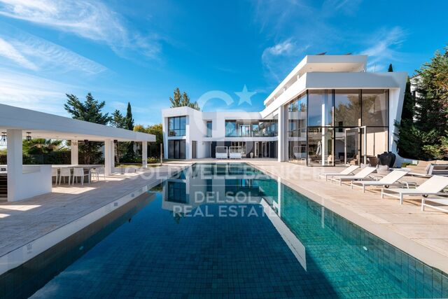 Villa de lujo de estilo contemporáneo con 6 dormitorios en venta en Los Flamingos, Benahavís,