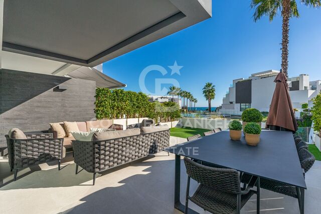 Moderna casa adosada junto al mar en Estepona en venta