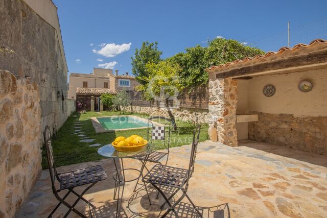 Encantadora casa adosada con estilo mediterráneo y piscina en Campanet