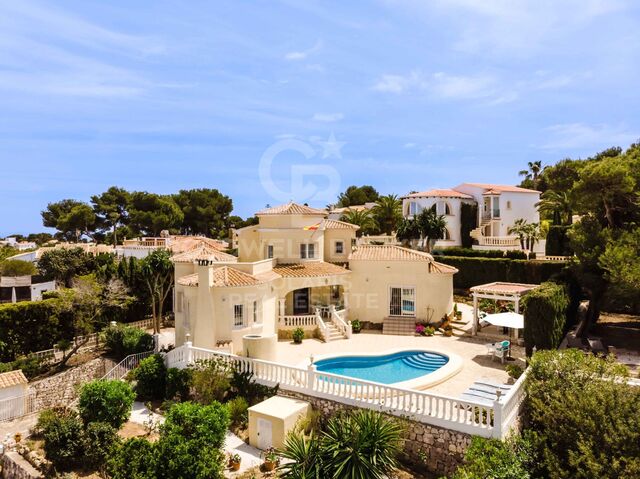 Villa de style méditerranéen de 3 chambres avec vue panoramique spectaculaire sur la mer, la vallée et le Montgo.