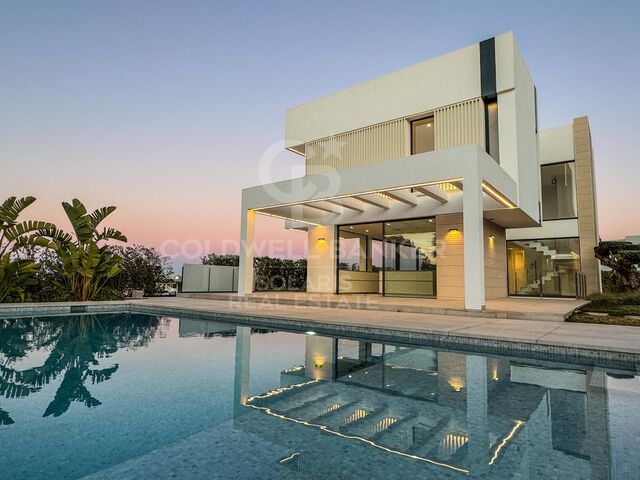 Exquisita Villa de Diseño Contemporáneo con Impresionantes Vistas al Mar en la Codiciada Zona del Arenal, Jávea