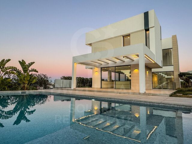 Exquisita Villa de Diseño Contemporáneo con Impresionantes Vistas al Mar en la Codiciada Zona del Arenal, Jávea