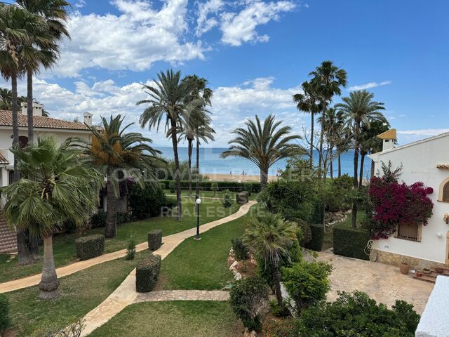 Duplex with views and direct access to the sea in Denia