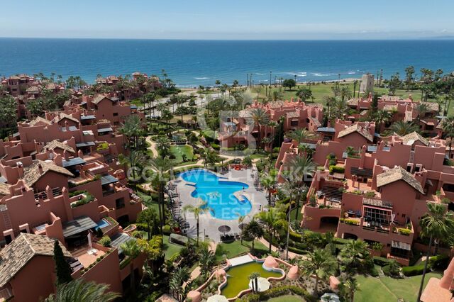 Elegante apartamento de 3 dormitorios frente al mar en Torre Bermeja, Estepona