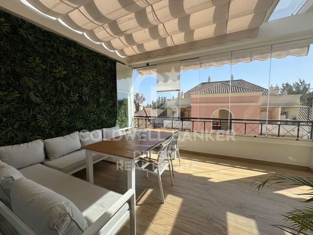 Large 3-bedroom duplex-penthouse located in the heart of the golf valley in Nueva Andalucía