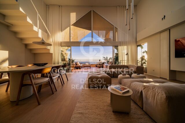 Un impresionante ático dúplex de 3 dormitorios en MagnaMarbella con inmejorables vistas panorámicas.