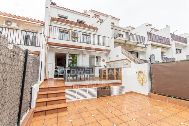 Townhouse in Castellví with Terrace and Pool