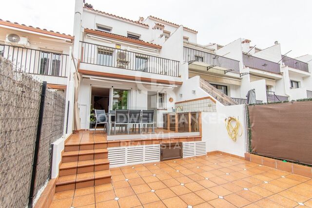 Casa Adosada en Castellví con patio y piscina