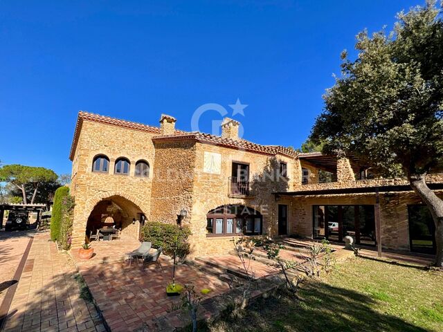 Magnificent stone house for sale in the Golden Triangle, Baix Empordà