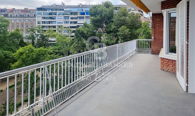 Luminoso apartamento con doble terraza y vistas al Turó Parc en venta