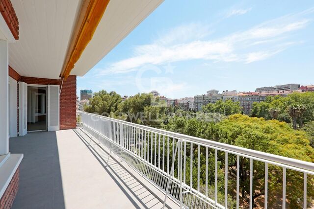 Luminoso apartamento con doble terraza y vistas al Turó Parc en venta