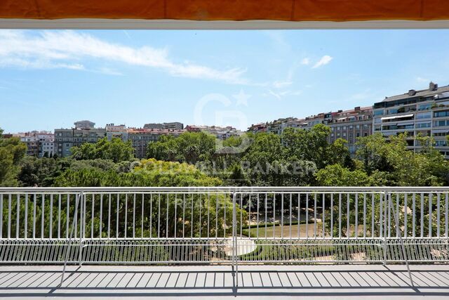 Luminoso apartamento con doble terraza y vistas al Turó Parc en venta