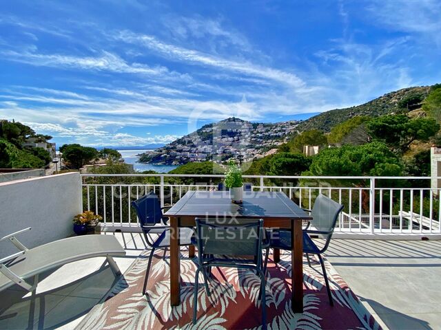 Casa con bonitas vistas al mar, garaje y licencia turística en Canyelles, Roses