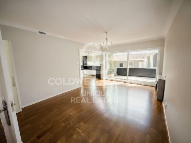 FLAT FOR SALE IN A BUILDING WITH A POOL FOR RENOVATION VERY BRIGHT