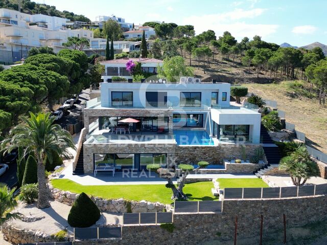 Villa de luxe en vente en première ligne de mer à Llançà, Costa Brava