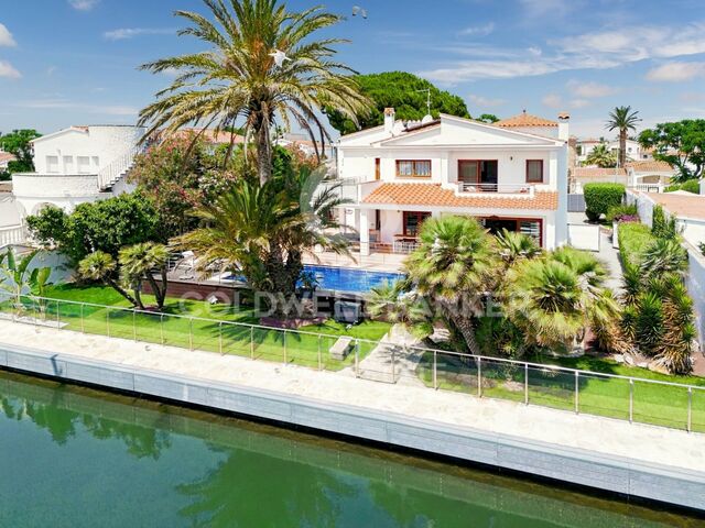 Villa en el canal con 25 metros de amarre y parcela de 1000m2