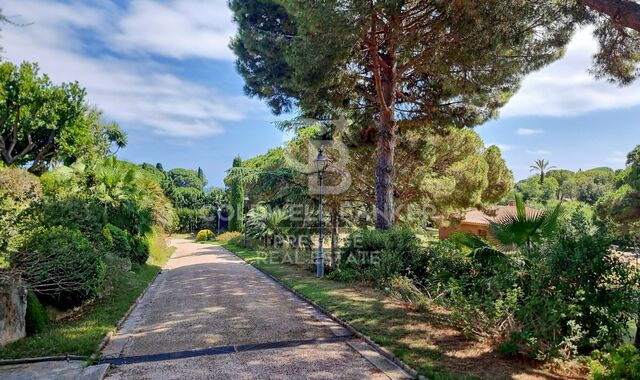 Country house with sea views and large plot in front of Sant Andreu de Llavaneres Golf.