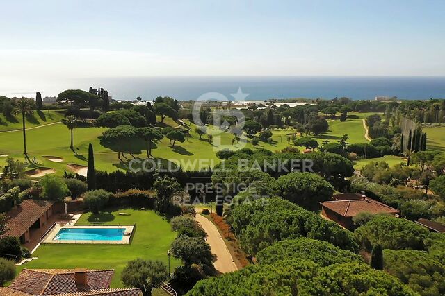 Casa con amplio terreno y vistas al mar, frente al Golf de Sant Andreu de LLavaneras