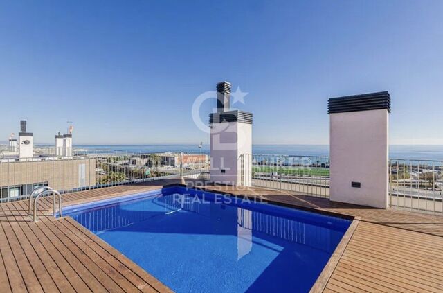 En primera línea de mar, con piscina en terrado con vistas espectaculares