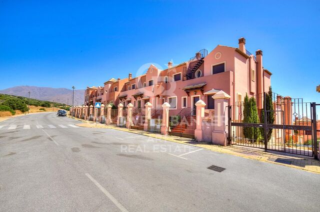 Maison jumelée avec vue panoramique sur la mer à Estepona