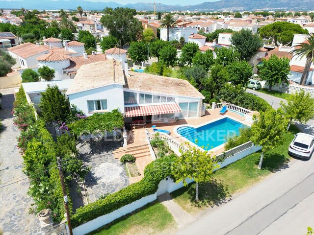 Villa with pool for sale in Empuriabrava