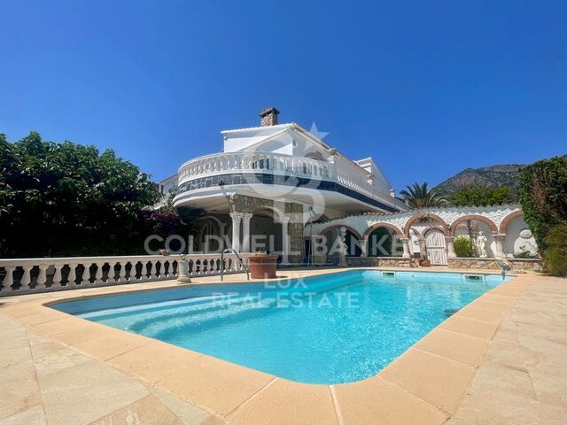 Villa avec piscine, jardin et appartement indépendant à Roses