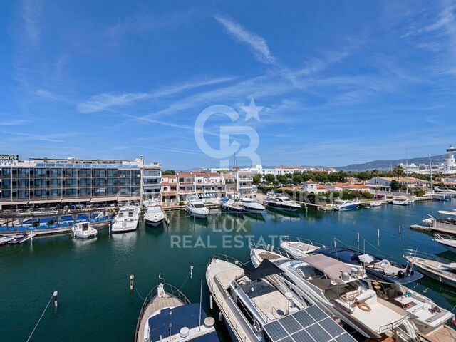 Edificio en venta de 3 apartamentos, garaje y 20 m de amarre en Salins, Empuriabrava