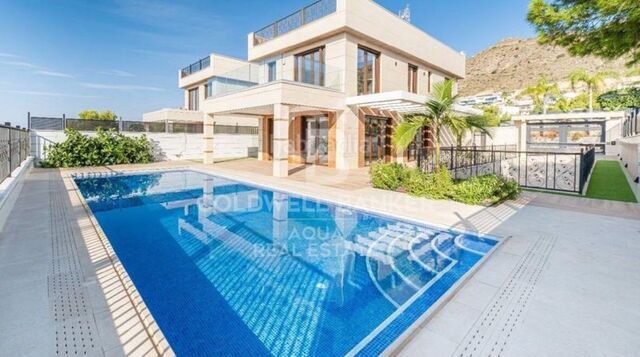 Villa 5 Bedrooms Triplex Sale Finestrat