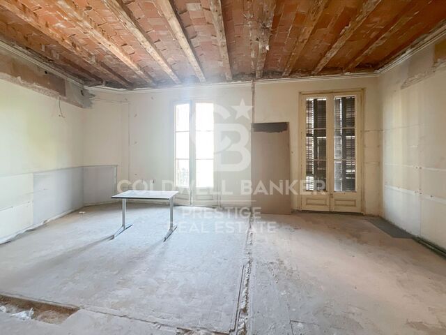 Wohnung zur Renovierung in einem sanierten Gebäude am Passeig de Sant Joan.