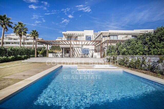 Villa a estrenar en venta en primera línea de playa en Estepona