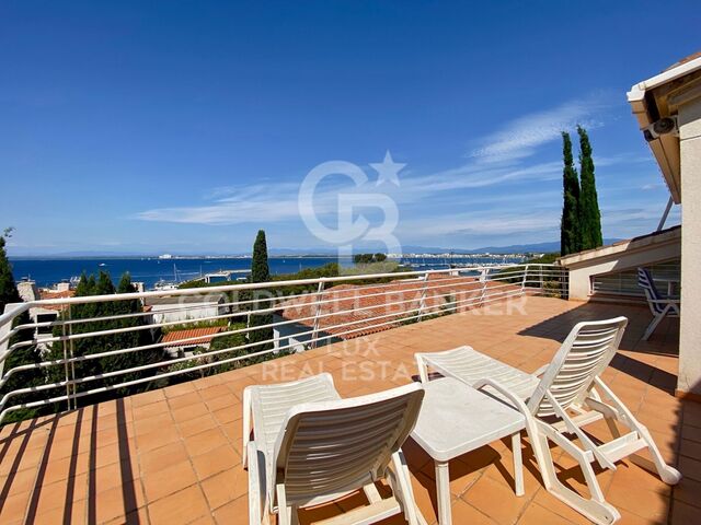 Villa avec vue mer et piscine près du centre et de la plage à Roses