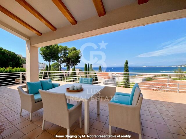 Villa with sea views and pool near the centre and the beach in Roses