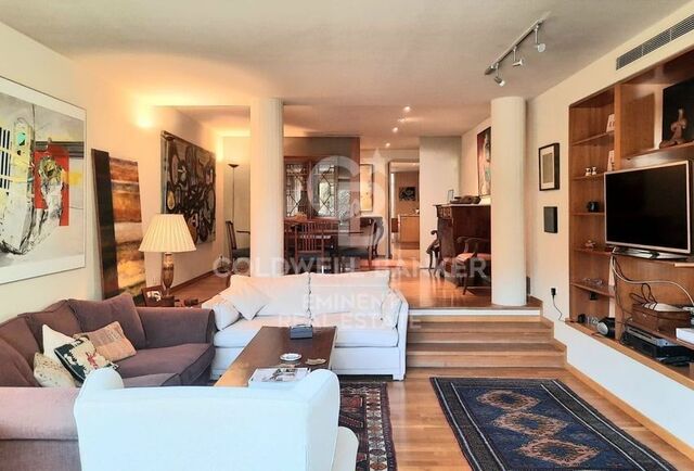 Charming apartment in the heart of Pedralbes with a parking space included in the price.