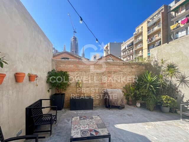 Piso con terraza en venta en Sagrada Familia