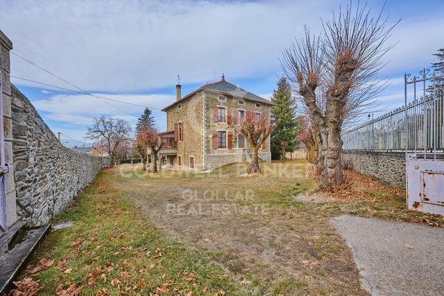 Casa de estilo señorial con gran jardín privado