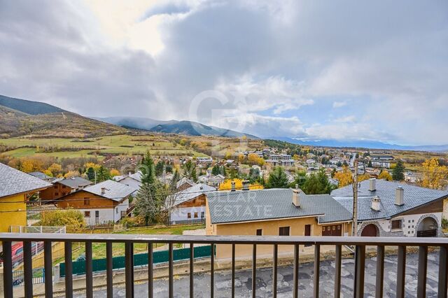 Apartamento con balcón y vistas