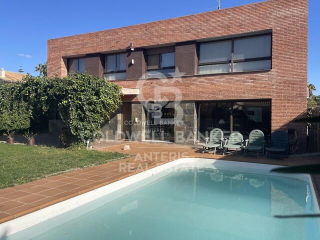 Chalet con piscina en la costa Dorada