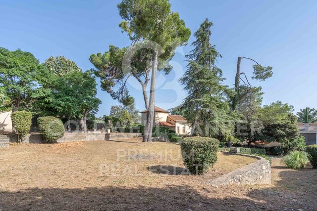 Terreno Exclusivo en Valldoreix: Construye la Casa de Tus Sueños en un Entorno Privilegiado