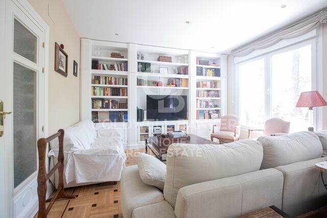 Elegant and spacious flat for sale in La Guindalera, Madrid