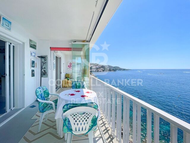 Apartment in Roses, Costa Brava, located on the seafront