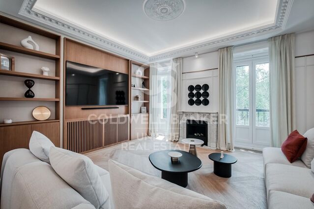 Appartement exclusif rénové dans un bâtiment historique avec vue sur le parc du Retiro