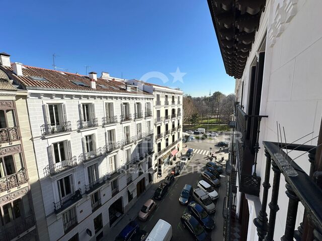 Exclusivo piso a estrenar en edificio clásico en Jerónimos, Madrid