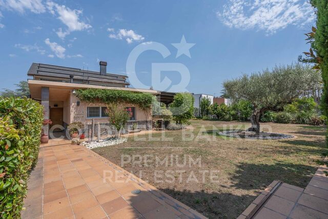 Beautiful and functional house with independent flat in Bellaterra.