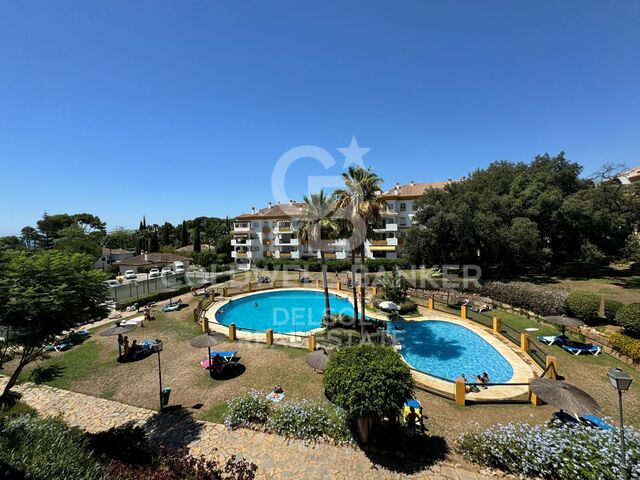 Bonito piso en alquiler de dos dormitorios con vistas al mar y a la piscina situado a pocos metros de la playa en Naguelles