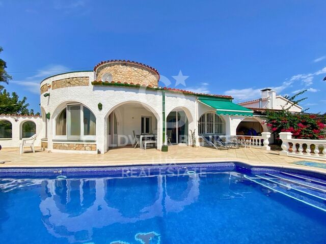 Casa con piscina y garaje, a 50m del puerto con amarres en Empuriabrava