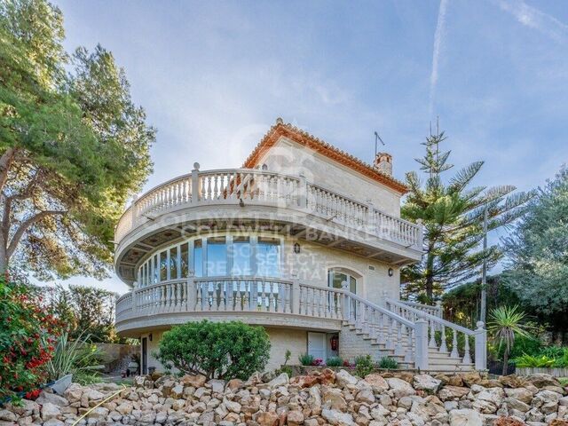 Luxurious villa by the sea