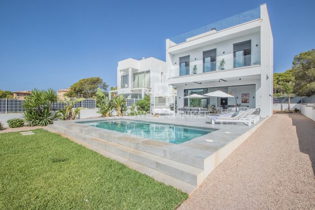 Modern Villa with Unbeatable Sea View in Quiet Location