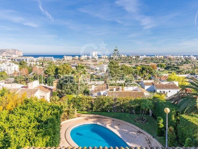 Villa elegante con vistas al mar