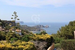 Encantadora villa de estilo rústico-mediterráneo con vistas espectaculares al mar